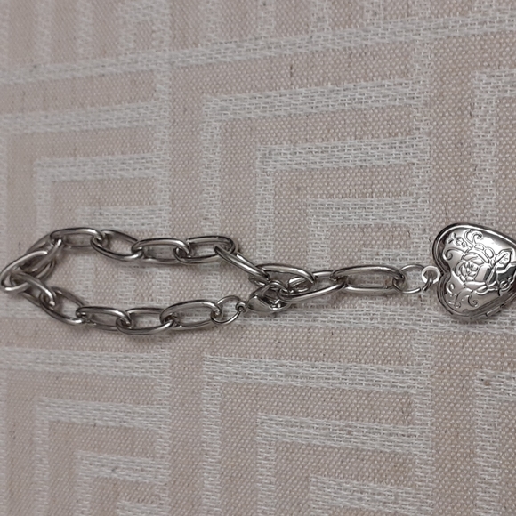 Jewelry - Super Cute Silver Heart Locket